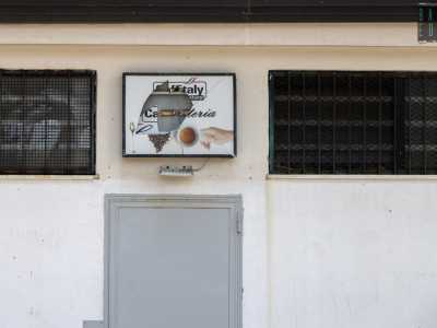 ...con le sue insegne vandalizzate...